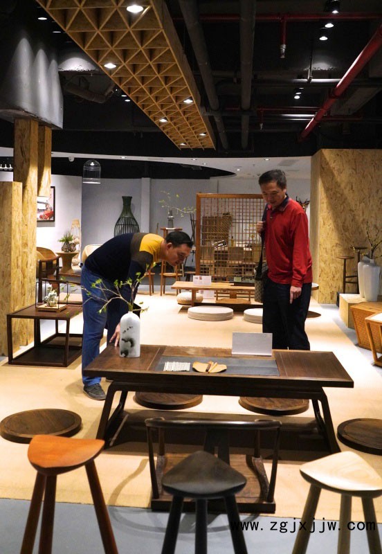 消費者在南康區產業園內的展廳參觀