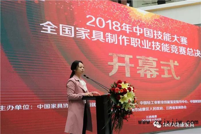 受區委書記徐兵委托，南康區委副書記、區政府常務副區長陳鈺瀅在大會上致辭說