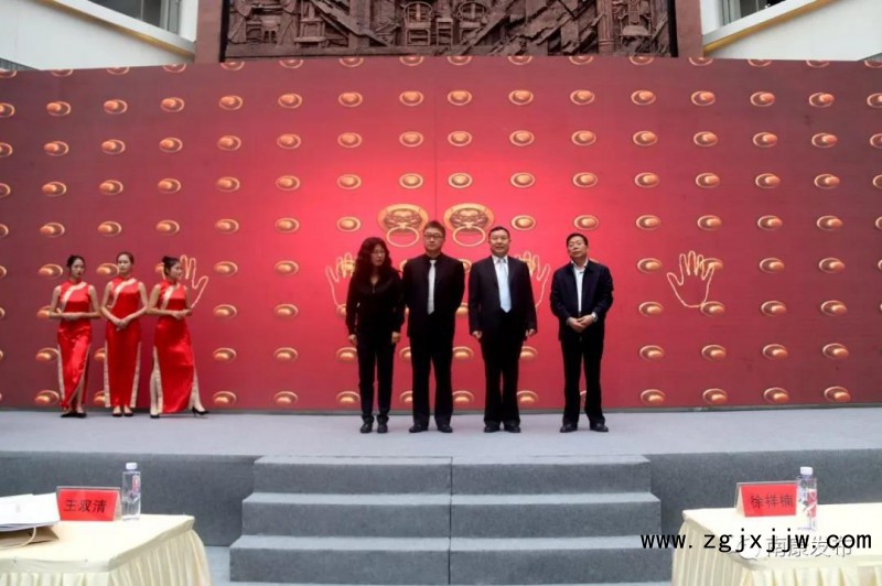 徐祥楠、王雙清、段倚紅、徐兵等領導一同上臺，共同開啟大賽序幕