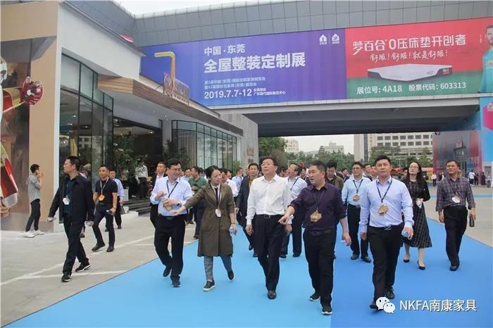 徐兵書記為南康家具代言，南康家具在東莞名家具展上掀起“行業颶風”