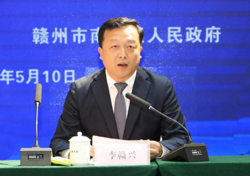區委常委、常務副區長李贛興介紹南康家具產業發展情況并答記者問（楊曉明 攝）