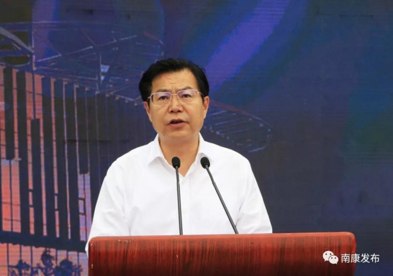 市委副書記、市長(zhǎng)曾文明主持并致歡迎詞