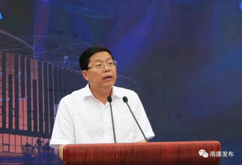 副市長(zhǎng)、區(qū)委書記徐兵介紹南康家具產(chǎn)業(yè)發(fā)展情況