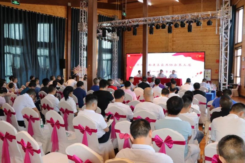 南康區家具協會召開第三屆一次理事會議，群策群力共話產業大發展
