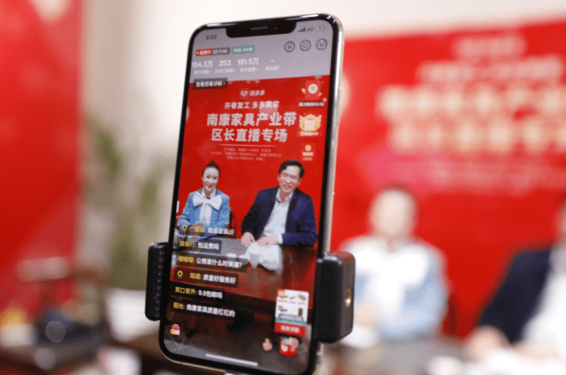 南康區區長何善錦走進直播間為南康家具“硬核”代言!2