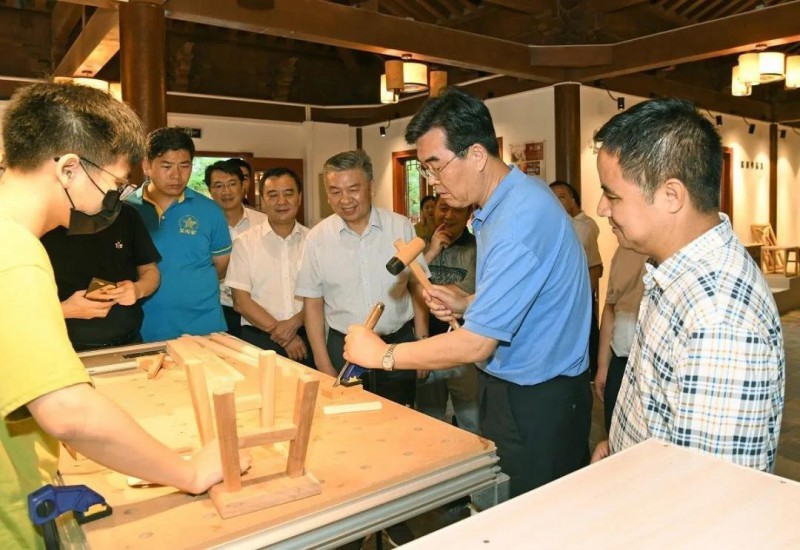 李炳軍在南康區(qū)蹲點(diǎn)調(diào)研：加快推進(jìn)現(xiàn)代家具產(chǎn)業(yè)轉(zhuǎn)型升級(jí)做大做強(qiáng)2