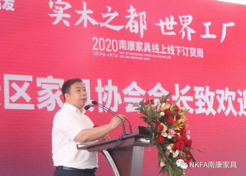 由區(qū)家具協(xié)會會長顧建廈致歡迎詞