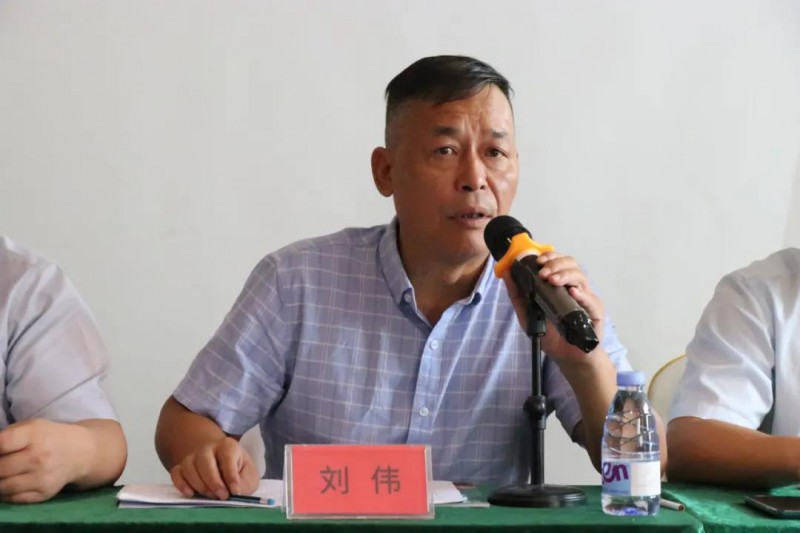 江西省家具協會會長劉偉在會上講話