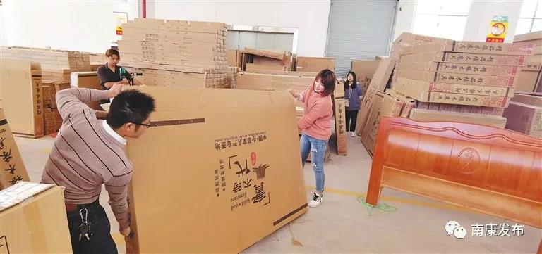 龍嶺鎮龍嶺村村民“雙11”在倉庫直播帶貨