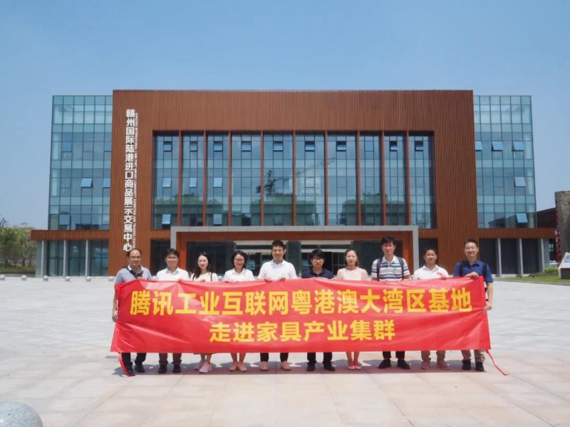 考察團一行考察贛州國際木材集散中心