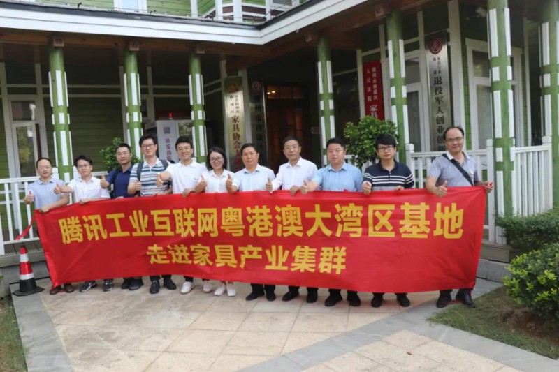 考察團一行考察南康區家具協會
