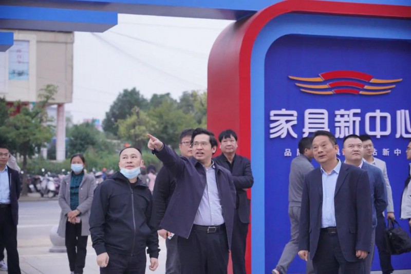 何善錦現(xiàn)場調(diào)度南康家具秋季訂貨會籌備工作！