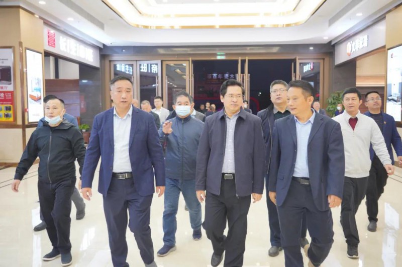區(qū)委書記何善錦到家具新中心賣場
