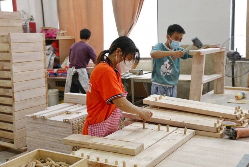 聯(lián)圓世家工人正在組裝一款最具性價比的中式實木沙發(fā)