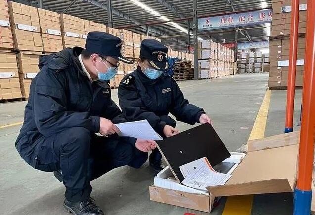 關(guān)員現(xiàn)場(chǎng)驗(yàn)放出口家具