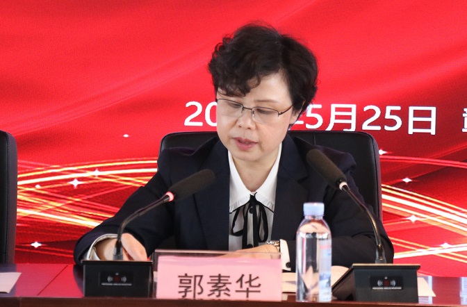 贛州市市場監(jiān)督管理局四級調(diào)研員郭素華在會上講話