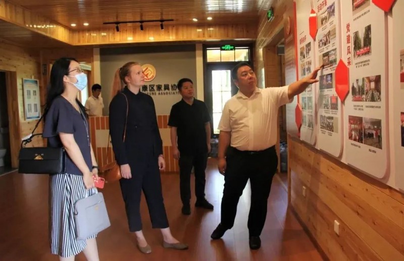 芬蘭駐華大使館芬蘭事務(wù)參贊Anna-Stiina Antola一行到南康家具協(xié)會(huì)座談交流