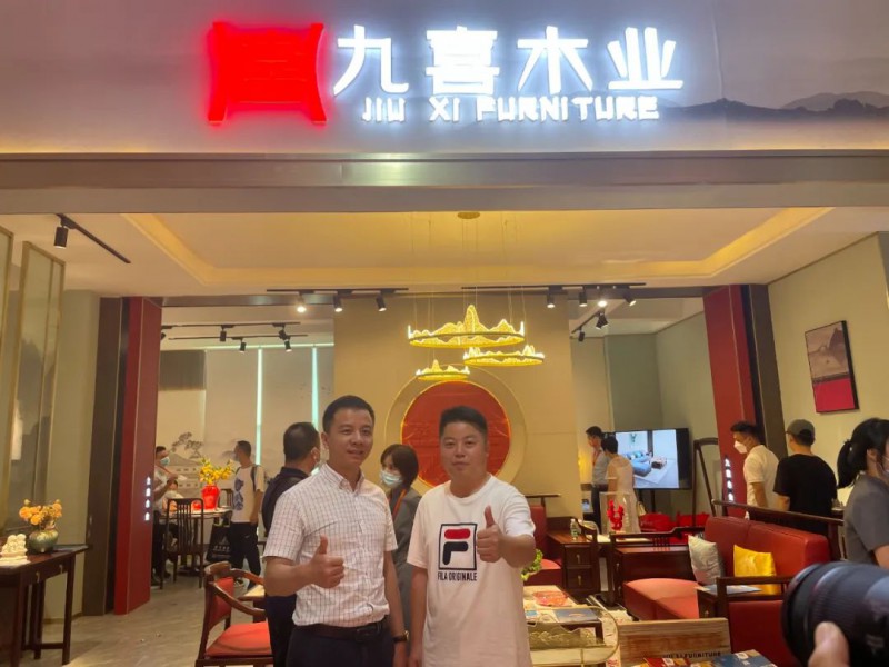 觀展中，區家具協會秘書長楊劍一行與瑪奧會展中心主辦方交流
