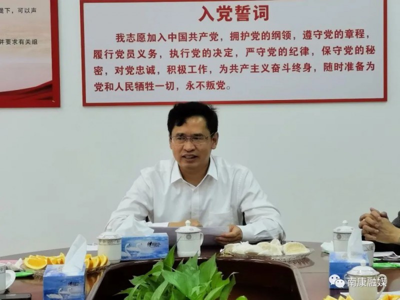 何善錦向相關(guān)家具企業(yè)介紹了南康家具招商引資政策、出口家具產(chǎn)業(yè)園的定位和優(yōu)勢(shì)并表示