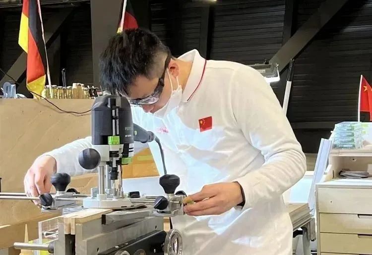 人民日?qǐng)?bào)點(diǎn)贊南康李德鑫：“金牌工匠”是這樣煉成的3