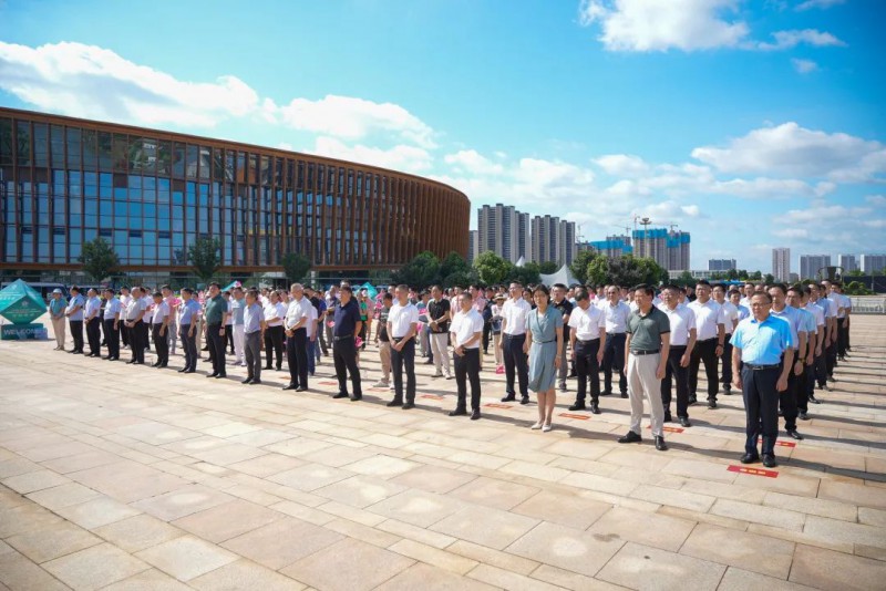 李成勝宣讀了《南康家具“百館千店萬商”市場拓展行動工作方案》并布置相關(guān)工作