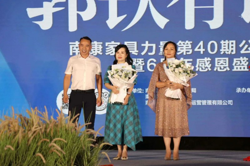 區家具協會常務副會長吳族寧為本期鋼琴演奏老師林曼、歌唱表演老師羅月送上鮮花
