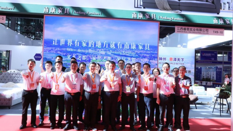 期間，深圳跨境電商展主辦單位深圳市跨境電商協(xié)會會長王馨帶隊前來南康展區(qū)參觀指導(dǎo)