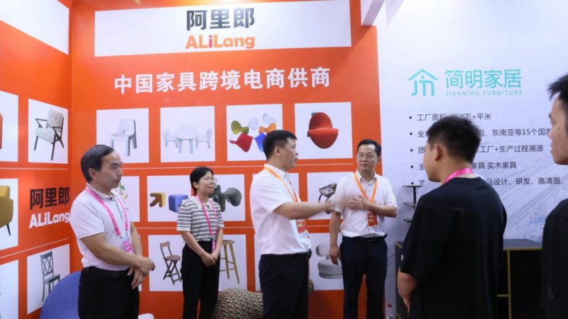 期間，深圳跨境電商展主辦單位深圳市跨境電商協(xié)會會長王馨帶隊前來南康展區(qū)參觀指導(dǎo)2