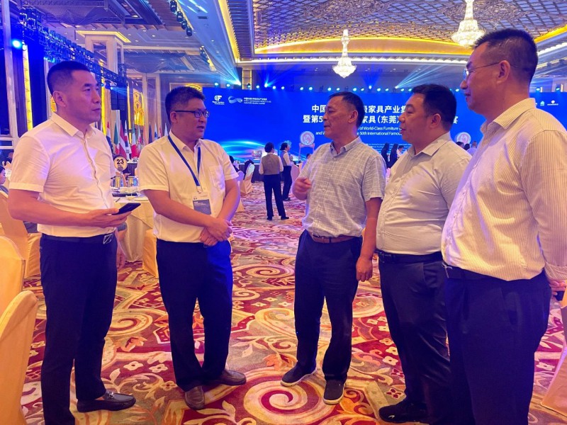現場，區委常委、常務副區長李成勝與世界家具聯合會主席、中國家具協會理事?徐祥楠深入交流2