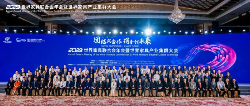 現場，區委常委、常務副區長李成勝與世界家具聯合會主席、中國家具協會理事?徐祥楠深入交流3