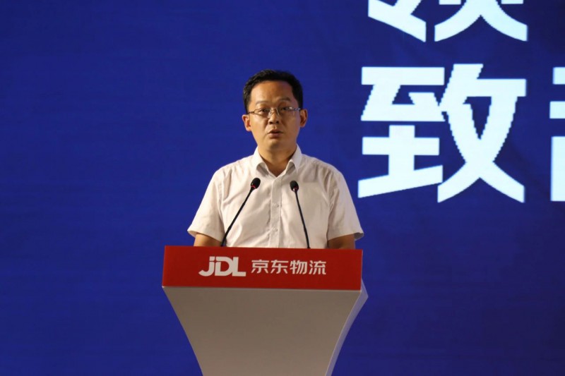 區(qū)商務(wù)局副局長楊峰先生為推介會致辭