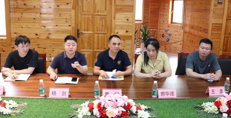 雙方還圍繞加強產品質量監管、維護家具市場秩序、處理家具消費投訴等方面進行了深入的交流探討