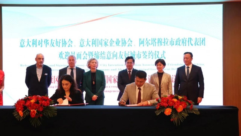 南康區家具協會會長羅海龍代表南康區家具協會與意大利國家企業協會總經理路易莎·迪安杰羅簽訂了“戰略合作協議書”