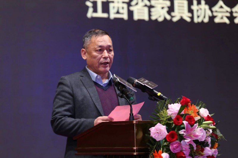 江西省家具協(xié)會會長劉偉為大會致辭